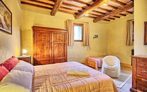 Podere Orietta: Chambre, Pièce, Lit, Meubles, Propriété, Drap De Lit, Bâtiment, Design Intérieur, Plafond, Cadre De Lit