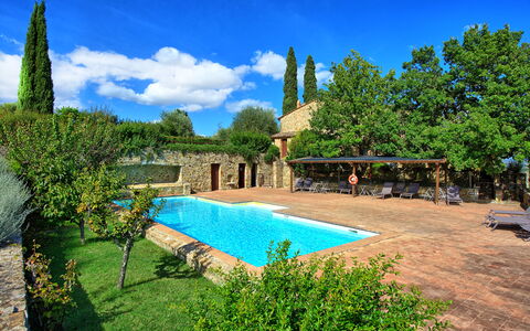 Brunello: Plante, Ciel, L'Eau, Nuage, Propriété, Bâtiment, Bleu Azur, Botanique, Arbre, Piscine