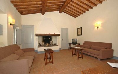Brunello 3: Propriété, Pièce, Bâtiment, Meubles, Salon, Maison, Plafond, Sol, Design Intérieur, Immobilier