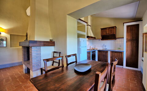 Fornacino: Table, Meubles, Bois, Salon, Chaise, Cuisine, Sol, Sol, Tache De Bois
