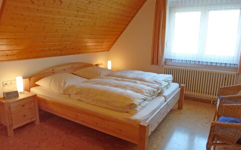 Fischer: Chambre, Lit, Pièce, Meubles, Cadre De Lit, Drap De Lit, Propriété, Sol, Literie, Matelas