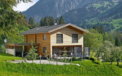 Corinna: Plante, Bâtiment, Propriété, Montagne, Ciel, Vert, Fenêtre, Arbre, Paysage Naturel, Maison