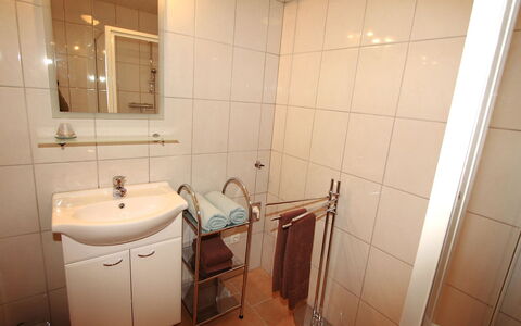 Corinna: Salle De Bains, Propriété, Pièce, Tuile, Mur, Accessoire Salle De Bain, Luminaire Plomberie, Design Intérieur, Immobilier, Sol