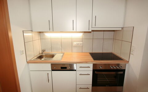 Corinna: Propriété, Pièce, Cabinetry, Cuisine, Meubles, Comptoir, Placard, Sol, Bâtiment, Maison