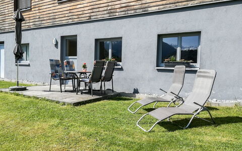 Corinna: Propriété, Meubles, Chaise, Maison, Mobilier De Jardin, Chaise Pliante, Herbe, Cour, Balancelle, Arrière-Cour