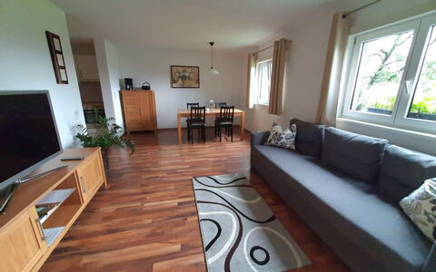 Corinna: Propriété, Canapé, Cadre, Bois, Fenêtre, Plante D'Appartement, Architecture, Design Intérieur, Sol, Sol