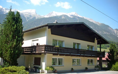 Kaufmann: Plante, Ciel, Nuage, Montagne, Bâtiment, Propriété, Fenêtre, Arbre, Maison, Ombre