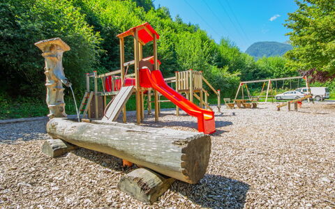 Kaufmann: Terrain De Jeux, Espace Public, Équipement Extérieur Play, Établissements Humains, Ville, Toboggan, Jouer, Arbre, Des Loisirs, Été