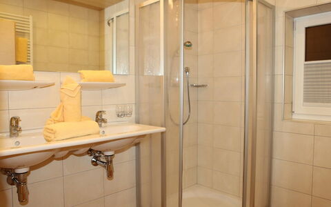 Pettneu am Arlberg 280: Salle De Bains, Propriété, Pièce, Tuile, Porte De Douche, Luminaire Plomberie, Porte, Architecture, Douche, Immobilier