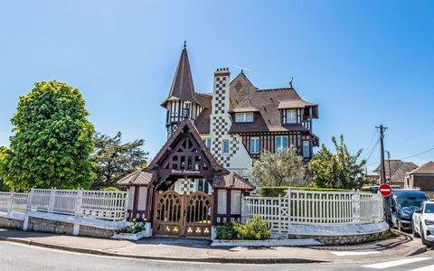 Cabourg 219: Ciel, Plante, Bâtiment, Arbre, Ville, Surface De La Route, Point De Repère, Route, Loisir, Façade