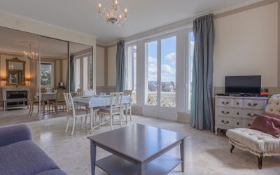 Cabourg 219: Table, Meubles, Propriété, Cabinetry, Bâtiment, Chaise, Bois, Éclairage, Design Intérieur, Architecture