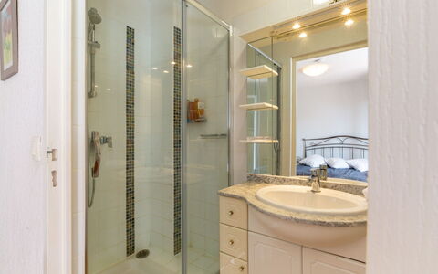 Le Mas D'Esquières 7: Miroir, Robinet, Luminaire Plomberie, Propriété, Porte De Douche, Évier, Bâtiment, Armoire De Toilette, Salle De Bains