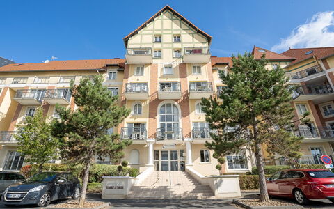 Cabourg 560: Voiture, Roue, Ciel, Bâtiment, Fenêtre, Véhicule, Plante, Infrastructure