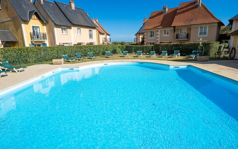Cabourg 560: L'Eau, Ciel, Bâtiment, Propriété, Fenêtre, Piscine, Bleu, Plante, Bleu Azur, La Nature