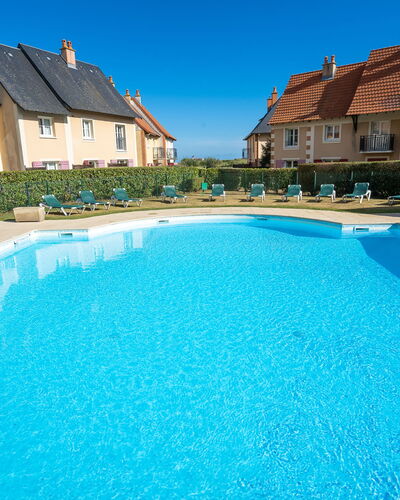 Cabourg 560: L'Eau, Ciel, Bâtiment, Propriété, Fenêtre, Piscine, Bleu, Plante, Bleu Azur, La Nature