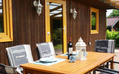 Rosenhütte: Table, Meubles, Propriété, Bâtiment, Fenêtre, Bois, Plante, Design Intérieur, Bouteille, Mobilier De Jardin
