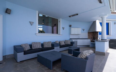 Finca Edel: Propriété, Canapé, Table, Fenêtre, Design Intérieur, Sol, Ombre, Salon, Sol, Bâtiment
