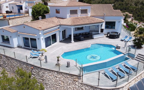 Finca Edel: Bâtiment, Fenêtre, Bleu Azur, Piscine, Plante, Maison, Design Urbain, Loisir, Condominium, Zone Résidentielle