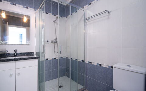 Finca Edel: Luminaire Plomberie, Bâtiment, Tete De Douche, Douche, Salle De Bains, Évier, Design Intérieur, Cabinetry, Robinet, Maison