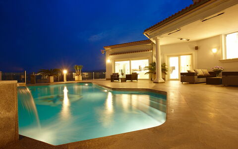 Finca Edel: L'Eau, Ciel, Propriété, Piscine, Bâtiment, Fenêtre, Bleu Azur, Maison, Mobilier De Jardin, Zone Résidentielle