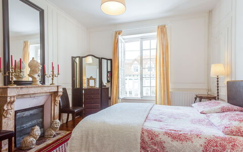Le Cyclamen: Miroir, Propriété, Cabinetry, Bâtiment, Fenêtre, Bois, Éclairage, Design Intérieur, Ombre, Sol