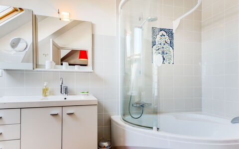 Le Cyclamen: Robinet, Baignoire, Miroir, Luminaire Plomberie, Évier, Propriété, Blanc, Salle De Bains, Produit, Lavabo
