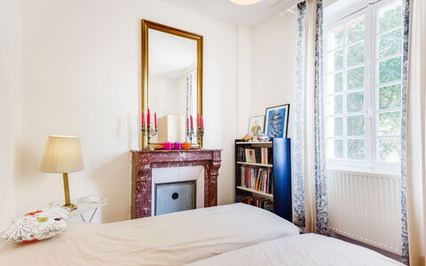 Le Cyclamen: Miroir, Meubles, Propriété, Produit, Cadre, Fenêtre, Bois, Design Intérieur, Textile, Confort