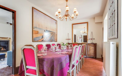 Le Cyclamen: Cadre, Meubles, Table, Décoration, Chaise, Bois, Design Intérieur, Bâtiment, Sol, Salle