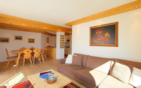 Chesa Sül Muot: Pièce, Propriété, Meubles, Salon, Bâtiment, Design Intérieur, Table, Maison, Immobilier, Plafond