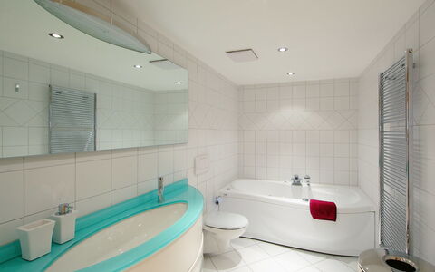 Chesa Sül Muot: Salle De Bains, Pièce, Propriété, Baignoire, Design Intérieur, Tuile, Architecture, Bâtiment, Plafond, Luminaire Plomberie