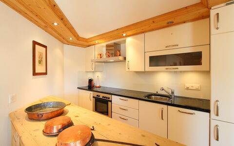 Chesa Sül Muot: Comptoir, Pièce, Propriété, Cuisine, Meubles, Cabinetry, Design Intérieur, Bâtiment, Maison, Plafond