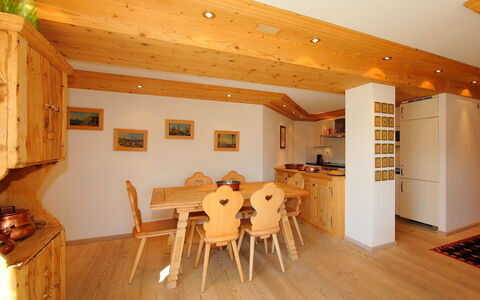Chesa Sül Muot: Pièce, Propriété, Plafond, Parquet, Sol, Design Intérieur, Bâtiment, Meubles, Maison, Dur