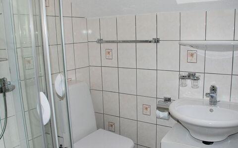Marianne Plus: Salle De Bains, Propriété, Pièce, Tuile, Luminaire Plomberie, Architecture, Mur, Design Intérieur, Robinet, Immobilier