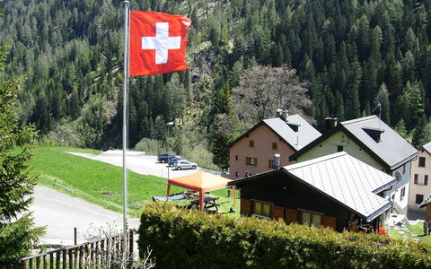 Verena: Drapeau, Maison, Domicile, Station De Montagne, Enseignes, Chaîne De Montagnes, Arbre, Zone Rurale, Herbe, Signe