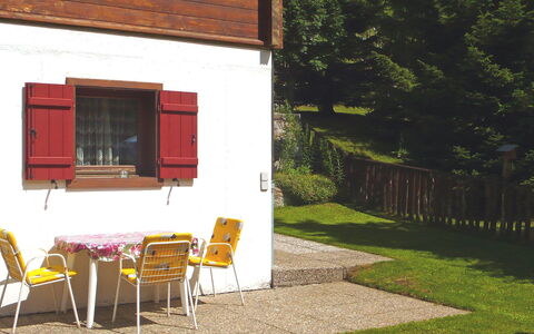 Verena: Propriété, Arrière-Cour, Maison, Bâtiment, Pièce, Cour, Herbe, Chalet, Arbre, Domicile