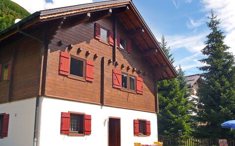 Verena: Nuage, Ciel, Bâtiment, Plante, Fenêtre, Arbre, Architecture, Maison, Chalet, Façade