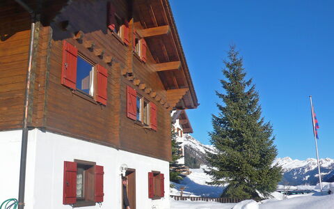 Verena: Ciel, Bâtiment, Fenêtre, Neige, Maison, Arbre, Pente, Plante, Façade, Gelé