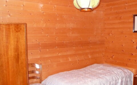 Verena: Pièce, Orange, Meubles, Propriété, Mur, Chambre, Lit, Drap De Lit, Design Intérieur, Dur