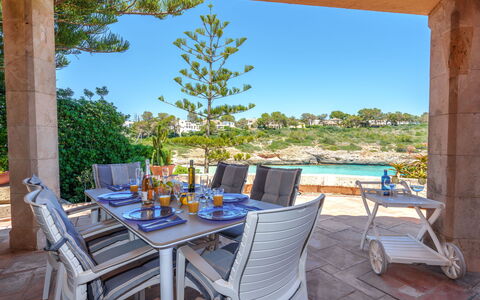 Cala Mendia Sea Views: Meubles, L'Eau, Propriété, Ciel, Plante, Bleu Azur, Chaise, Mobilier De Jardin, Bois, Table