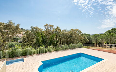 La Bastide: L'Eau, Ciel, Plante, Piscine, Bleu Azur, Ombre, Nuage, Arbre, Loisir, Zone Résidentielle