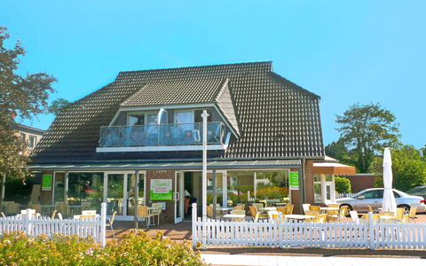 Norddeich 100: Ciel, Plante, Bâtiment, Fenêtre, Ombre, Arbre, Maison, Espace Public, Chalet, Loisir