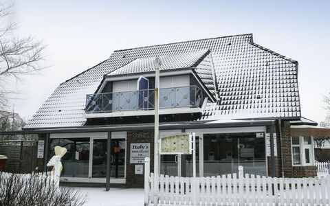 Norddeich 100: Ciel, Bâtiment, Fenêtre, Plante, Maison, Porche, Arbre, Chalet, Clôture, Façade