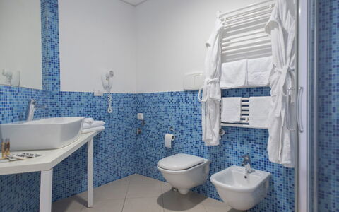 Vasto 200: Salle De Bains, Bleu, Propriété, Pièce, Tuile, Violet, Architecture, Immobilier, Toilette, Sol