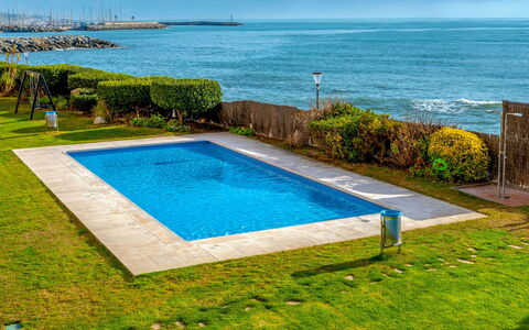 Blaumar: L'Eau, Plante, Ciel, Propriété, Rectangle, Piscine, La Nature, Bleu Azur, Bâtiment, Nuage