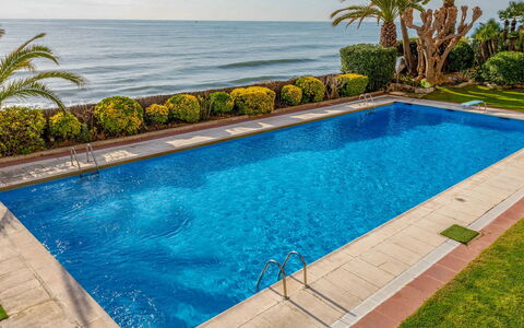 Blaumar: L'Eau, Plante, Ciel, Propriété, Piscine, Rectangle, Bleu Azur, La Nature, Bleu, Arbre