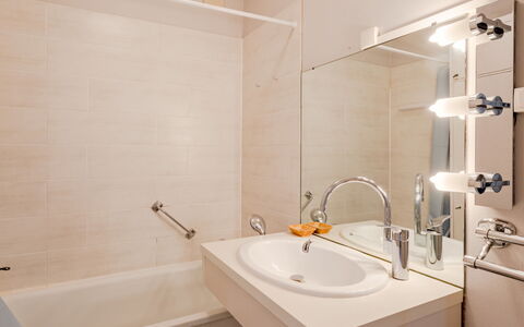 Touques Rives: Salle De Bains, Luminaire Plomberie, Mur, Design Intérieur, Lavabo, Évier, Sol, Robinet, Miroir, Sol