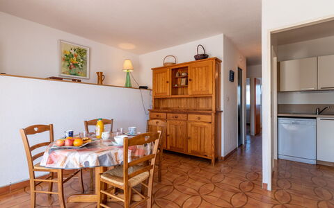 Port Camargue 230: Cabinetry, Meubles, Table, Chaise, Bois, Tiroir, Sol, Bâtiment, Sol, Cadre