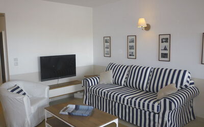 La Presqu'île 515.20: Pièce, Meubles, Propriété, Salon, Design Intérieur, Canapé, Table, Mur, Sol, Bâtiment