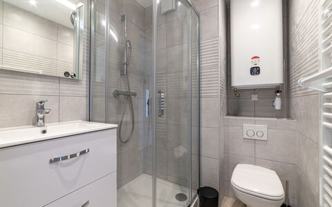 Les Horizons: Luminaire Plomberie, Propriété, Blanc, Salle De Bains, Miroir, Évier, Noir, Violet, Douche