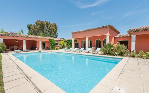 Les Mûres Mûres: L'Eau, Ciel, Plante, Bâtiment, Piscine, Bleu Azur, Maison, Arbre, Ombre, Loisir